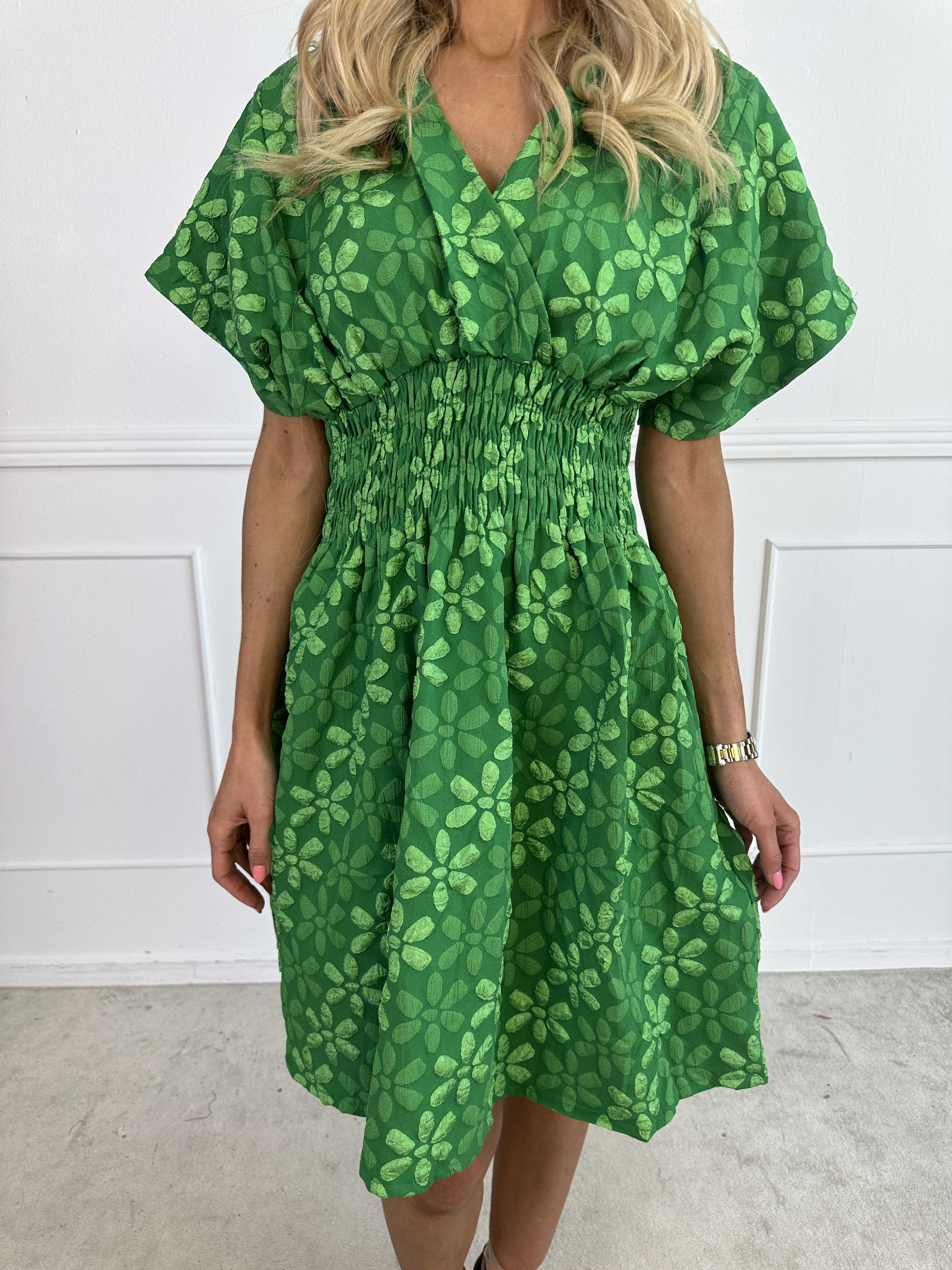 Pams Bloom Short - Feminin klänning med blomstermotiv